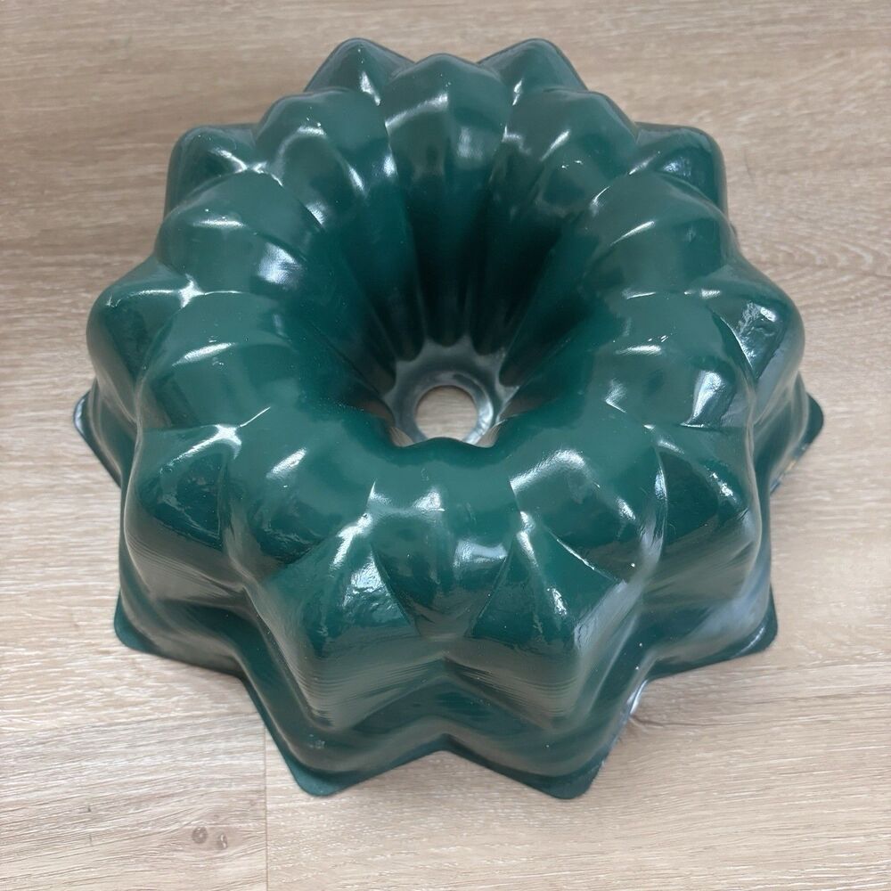 VTG  Green Enamel Bundt Cake Pan Mold 9" Fluted Star Holiday Baking Jello Pan